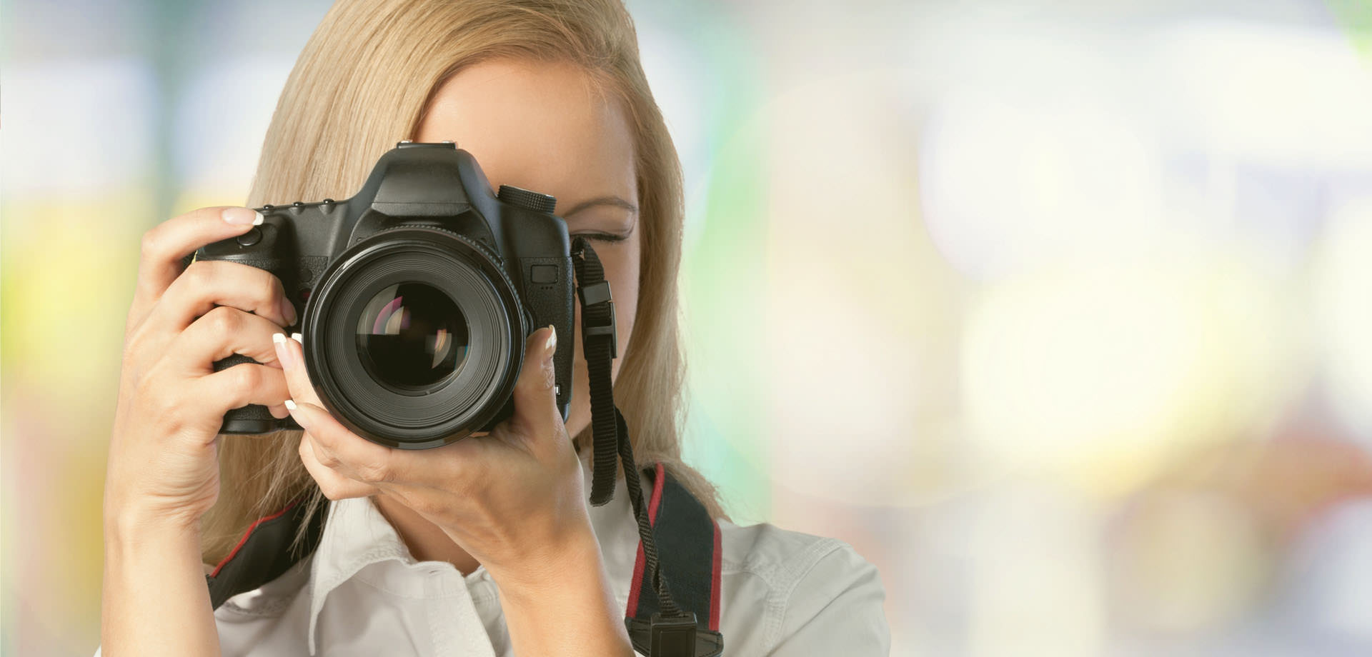 Fotografin fotografiert mit Objektiv direkt auf den Betrachter!