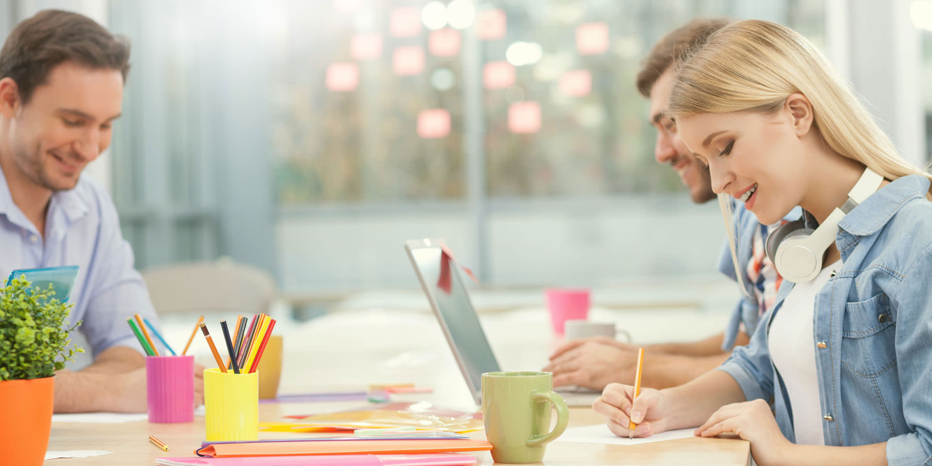 Kreatives Team entwirft Webdesign Entwürfe in einem Büro mit buntem Interieur.